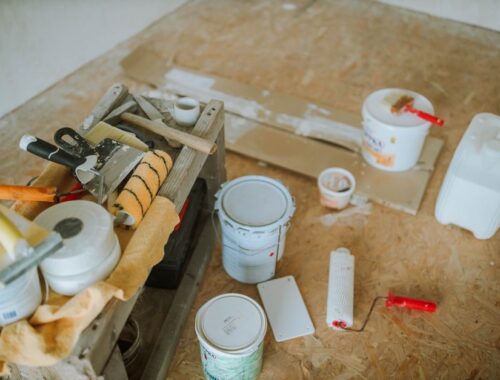 Een expert die een vloer professioneel repareert met duurzame technieken en materialen voor optimale resultaten.
