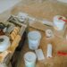 Een expert die een vloer professioneel repareert met duurzame technieken en materialen voor optimale resultaten.