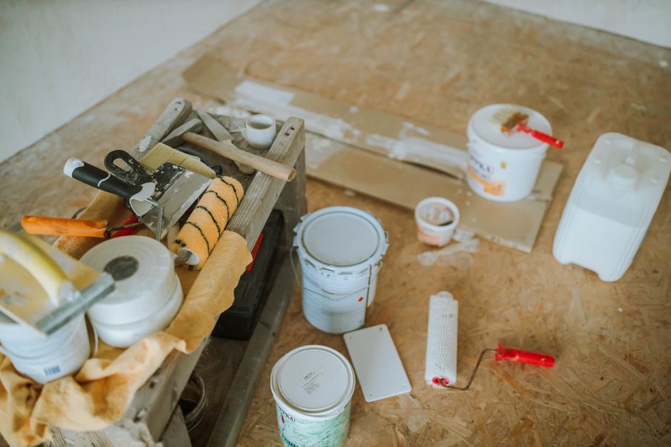 Een expert die een vloer professioneel repareert met duurzame technieken en materialen voor optimale resultaten.