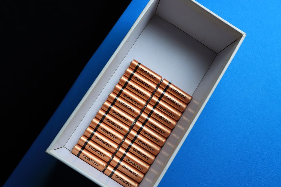 Een moderne zakelijke thuisbatterij die energie opslaat voor een bedrijfspand in een duurzame omgeving.
